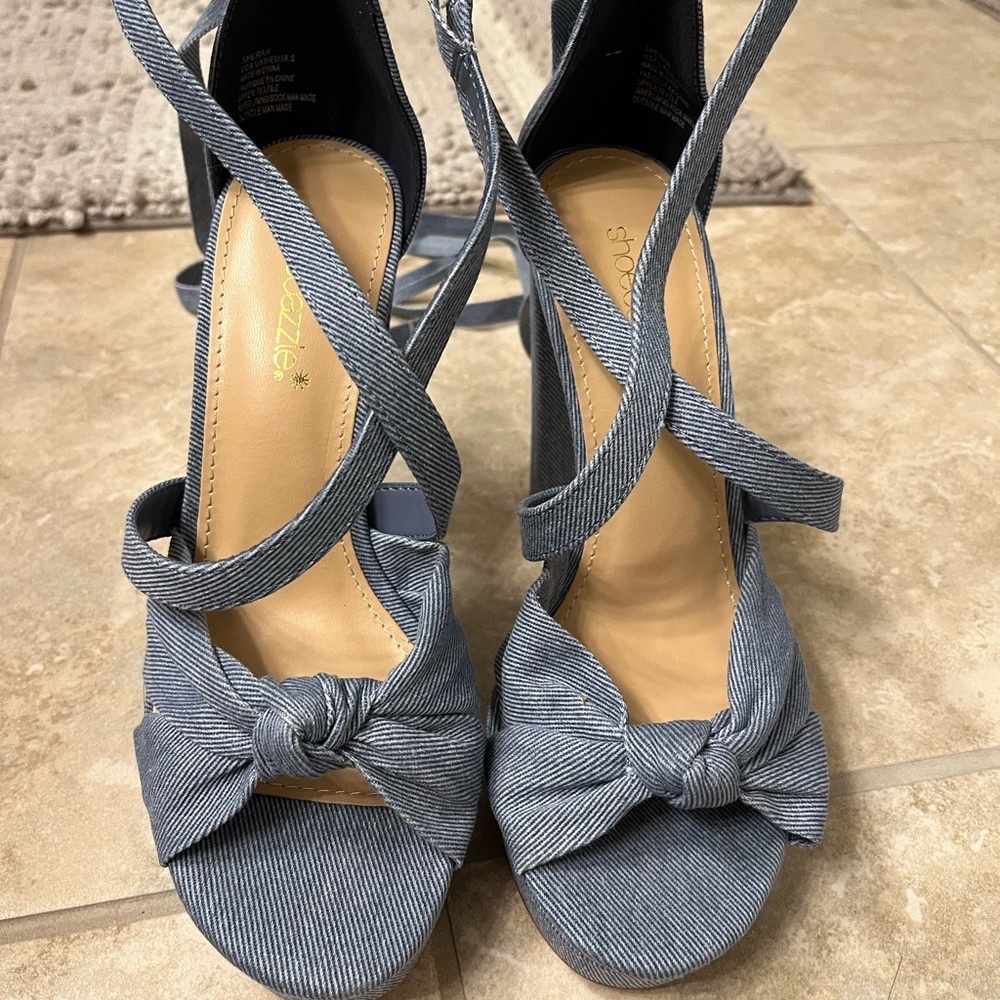 Heeled sandals. Blue demin pumps with bows